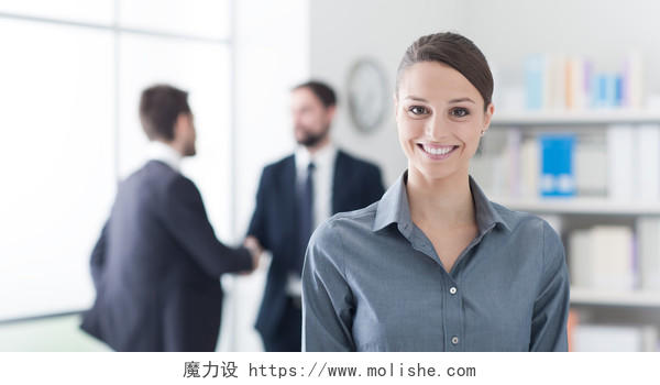 女人微笑商务女性模糊背景职场商务人士握手办公室工作场景商务合作握手成功人士